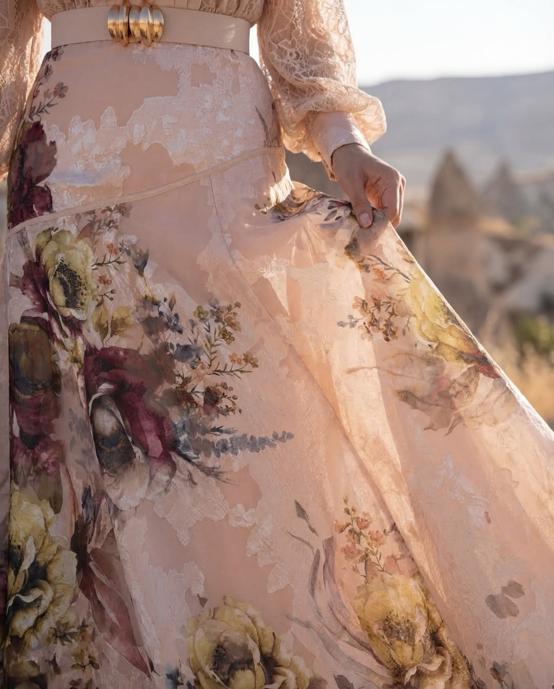 Elegant maxi dress with floral embroidery and lace details