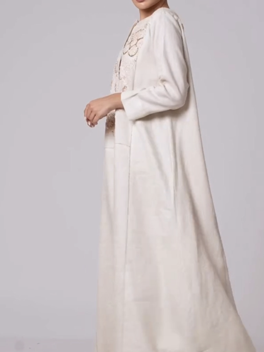 Loose-fitting robe embroidered in apricot color