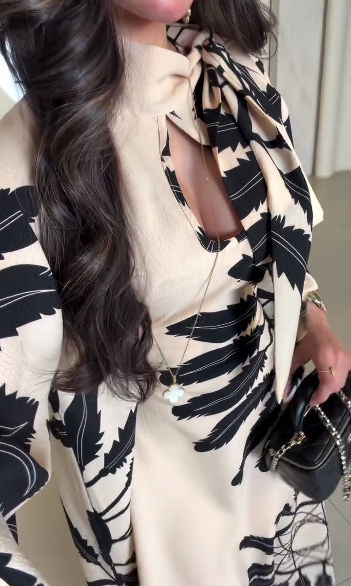 Elegant printed kaftan with a tied collar