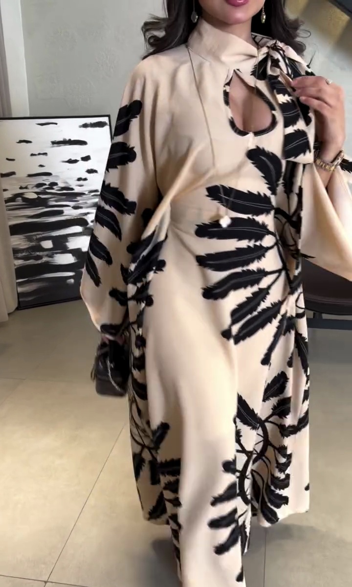 Elegant printed kaftan with a tied collar