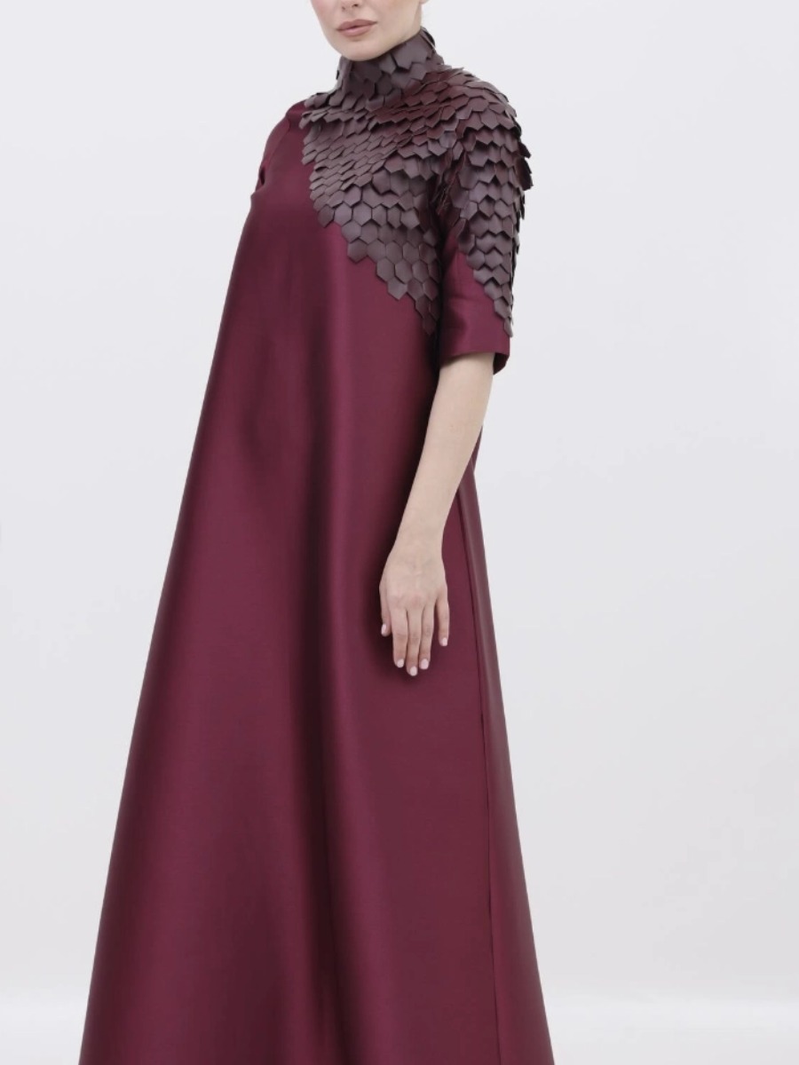 Elegant maxi dress with a high neckline and tiered details