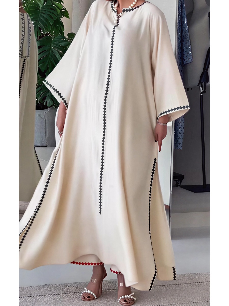 Two-piece set with a black and white embroidered robe design
