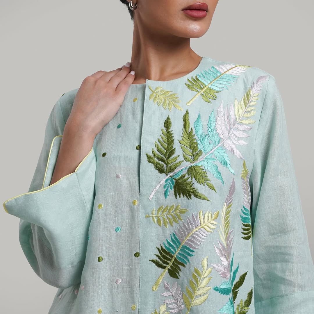 A long dress embroidered with luxurious leaves