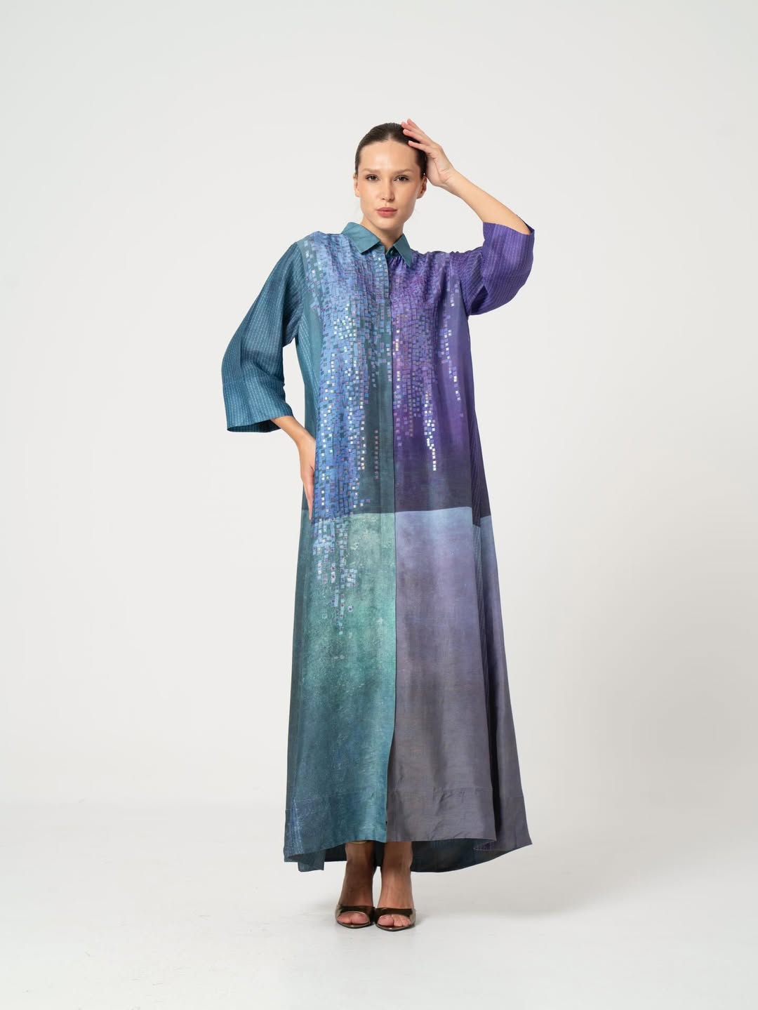 Long shirt dress in gradient colors with shimmering details