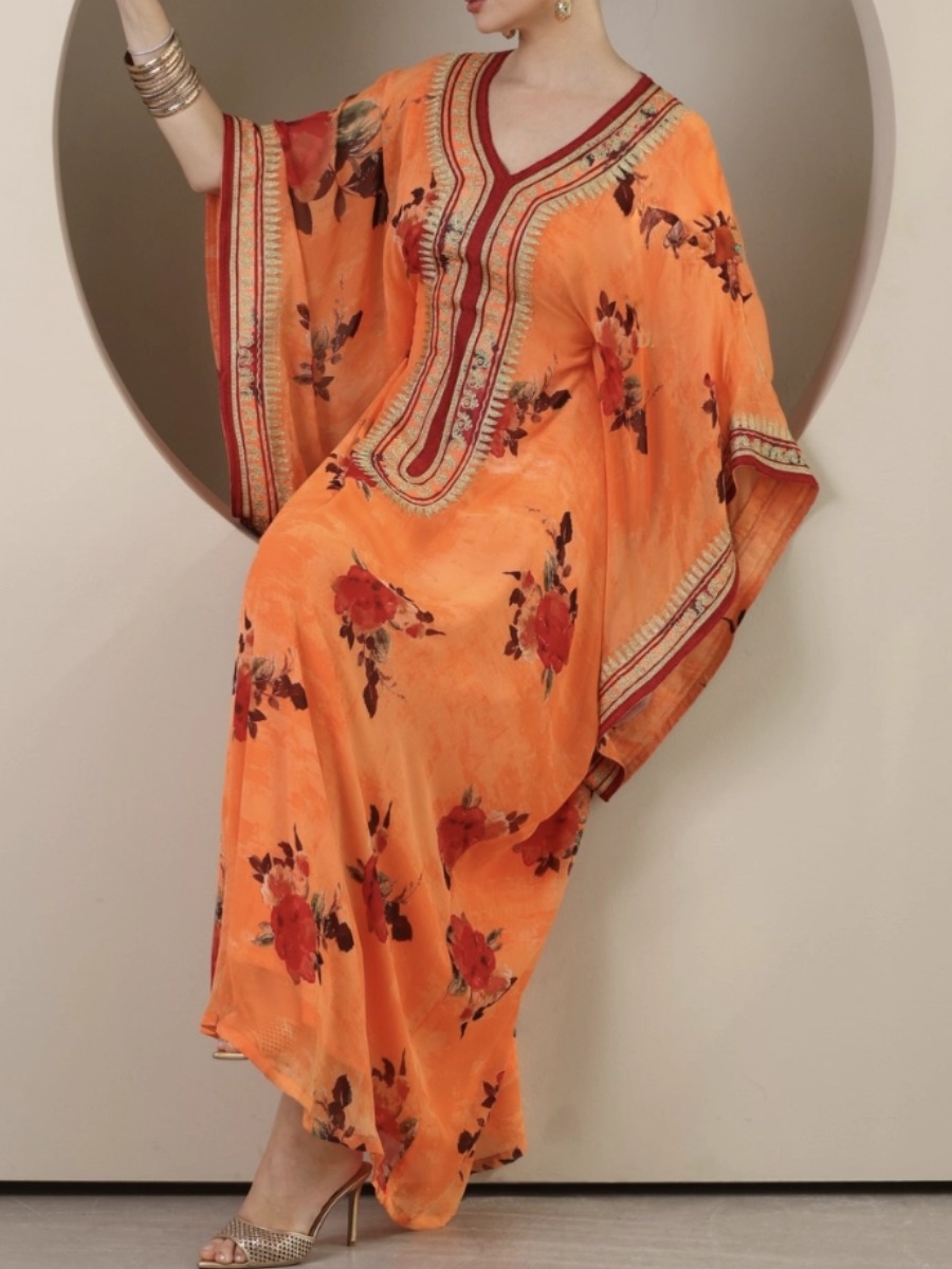 Luxurious kaftan with floral print and elegant embroidery