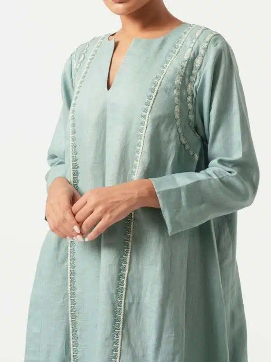 Elegant abaya with embroidery and a mix of fabrics