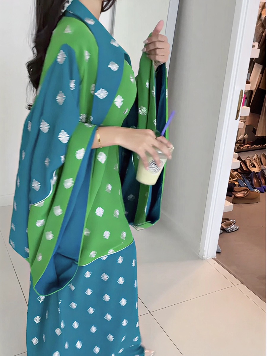 Elegant abaya with gradient colors and floral prints