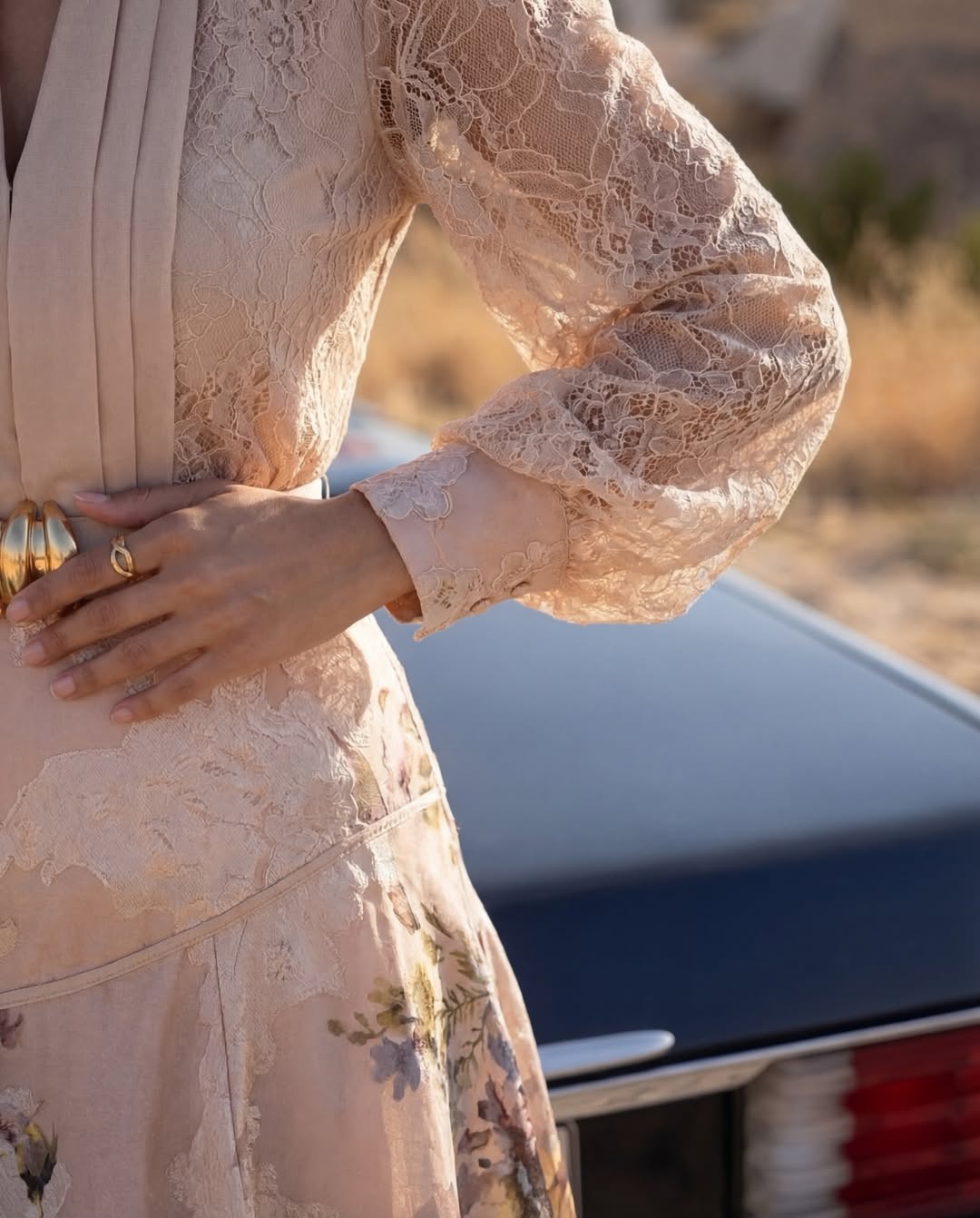 Elegant maxi dress with floral embroidery and lace details