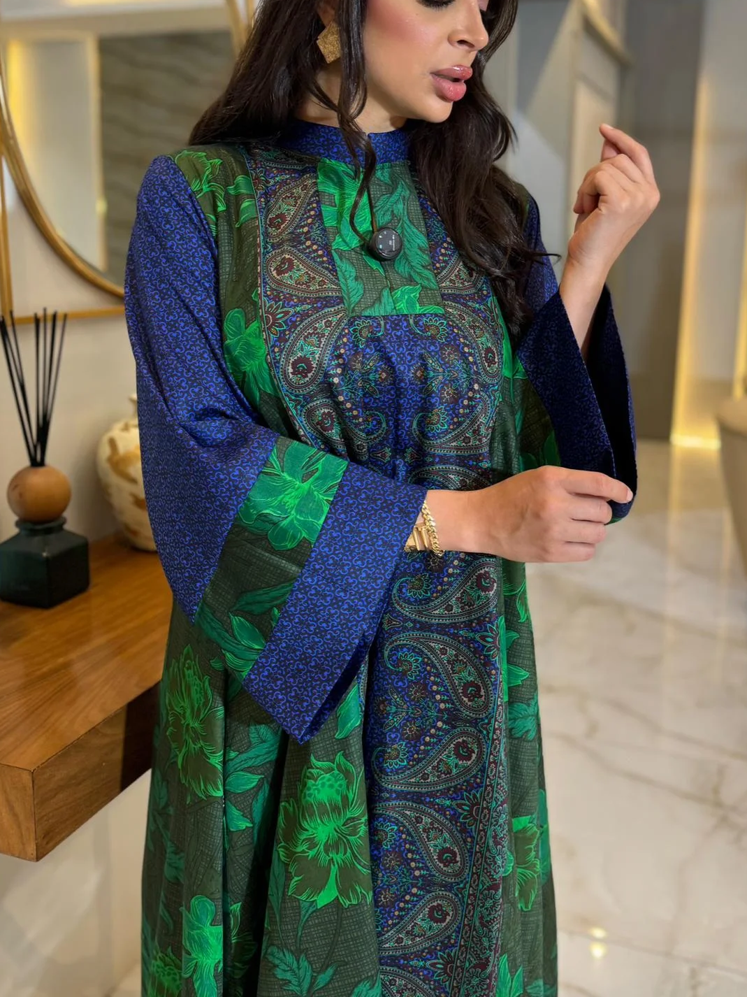 Loose-fitting dress with a blue and green print