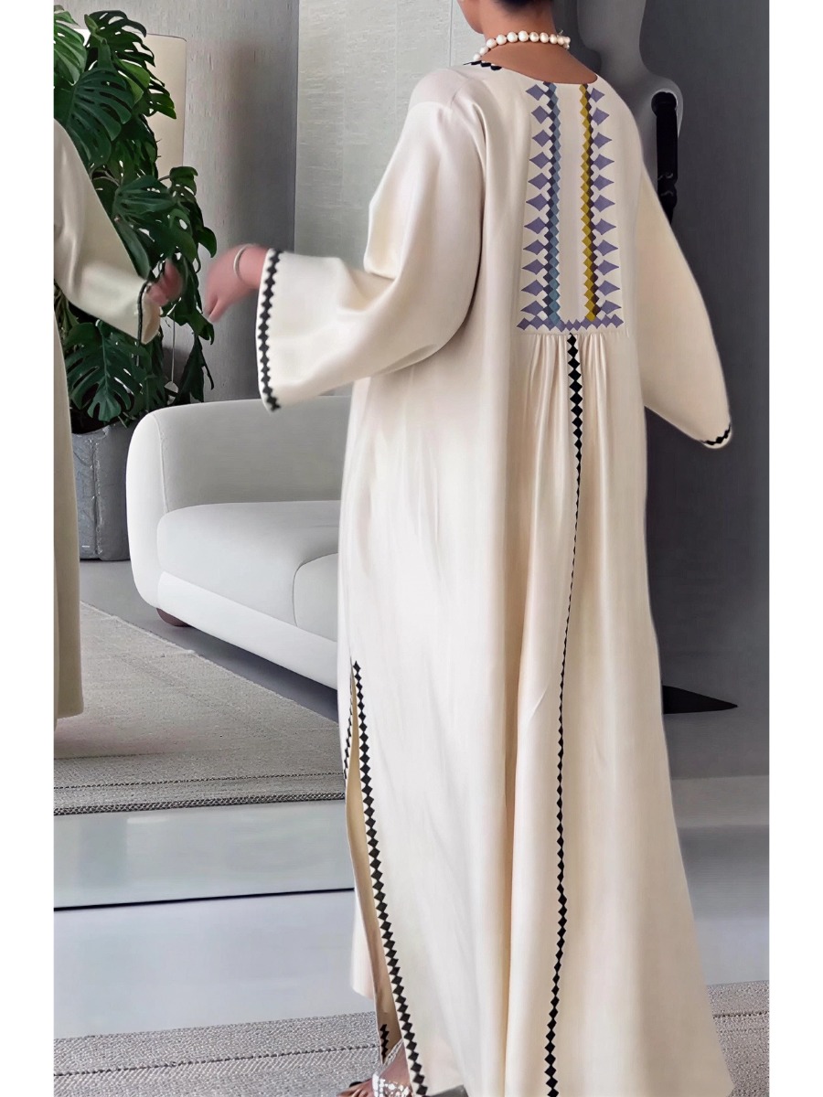 Two-piece set with a black and white embroidered robe design