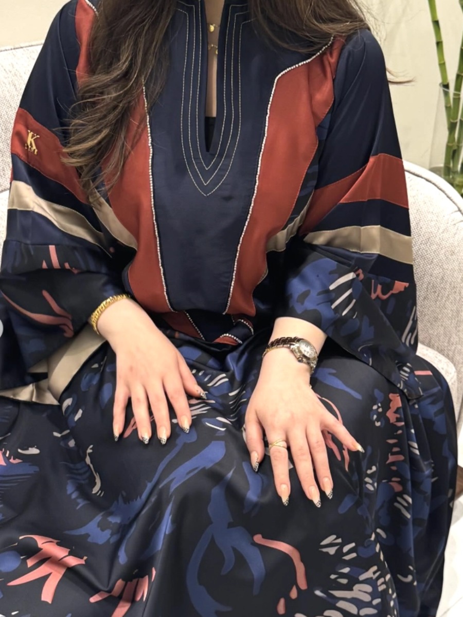 A luxurious abaya with a geometric design and intertwined flowers.