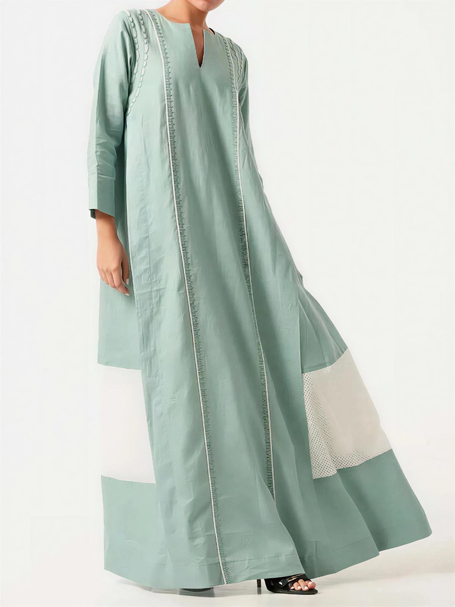 Elegant abaya with embroidery and a mix of fabrics