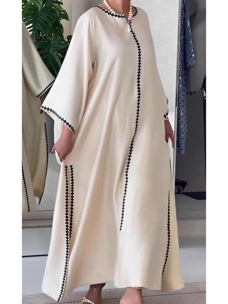 Two-piece set with a black and white embroidered robe design