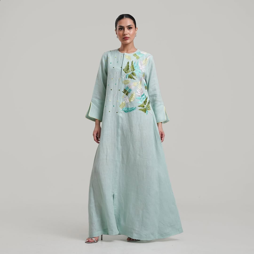 A long dress embroidered with luxurious leaves