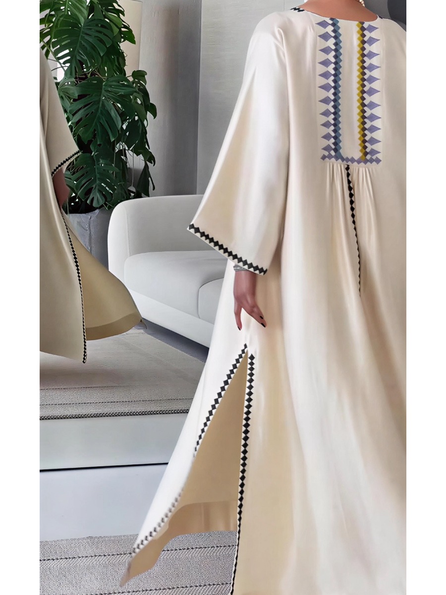 Two-piece set with a black and white embroidered robe design