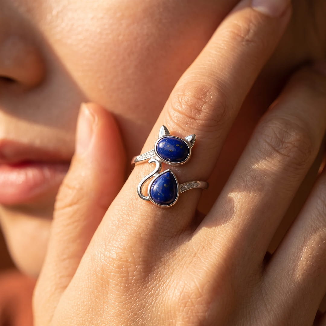 Close-up of the lapis lazuli cat ring - KARMAKIND