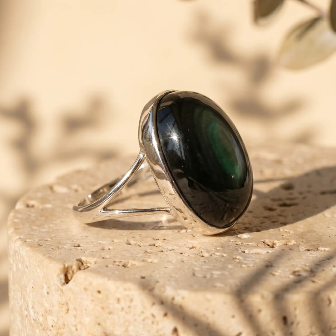The adjustable band of the Obsidian ring - KARMAKIND