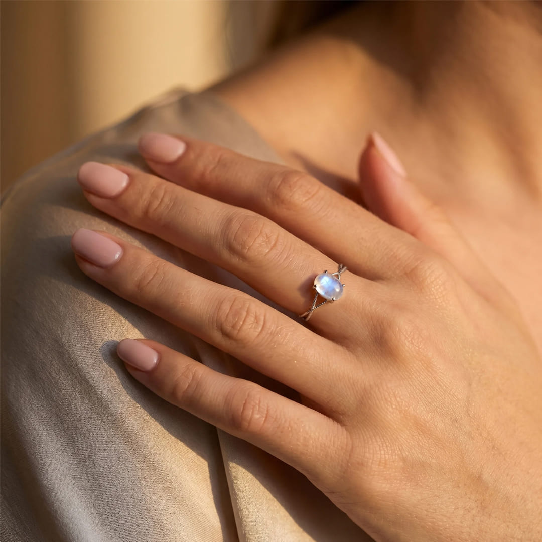 Close-up of the intertwined band on the Moonstone ring - KARMAKIND