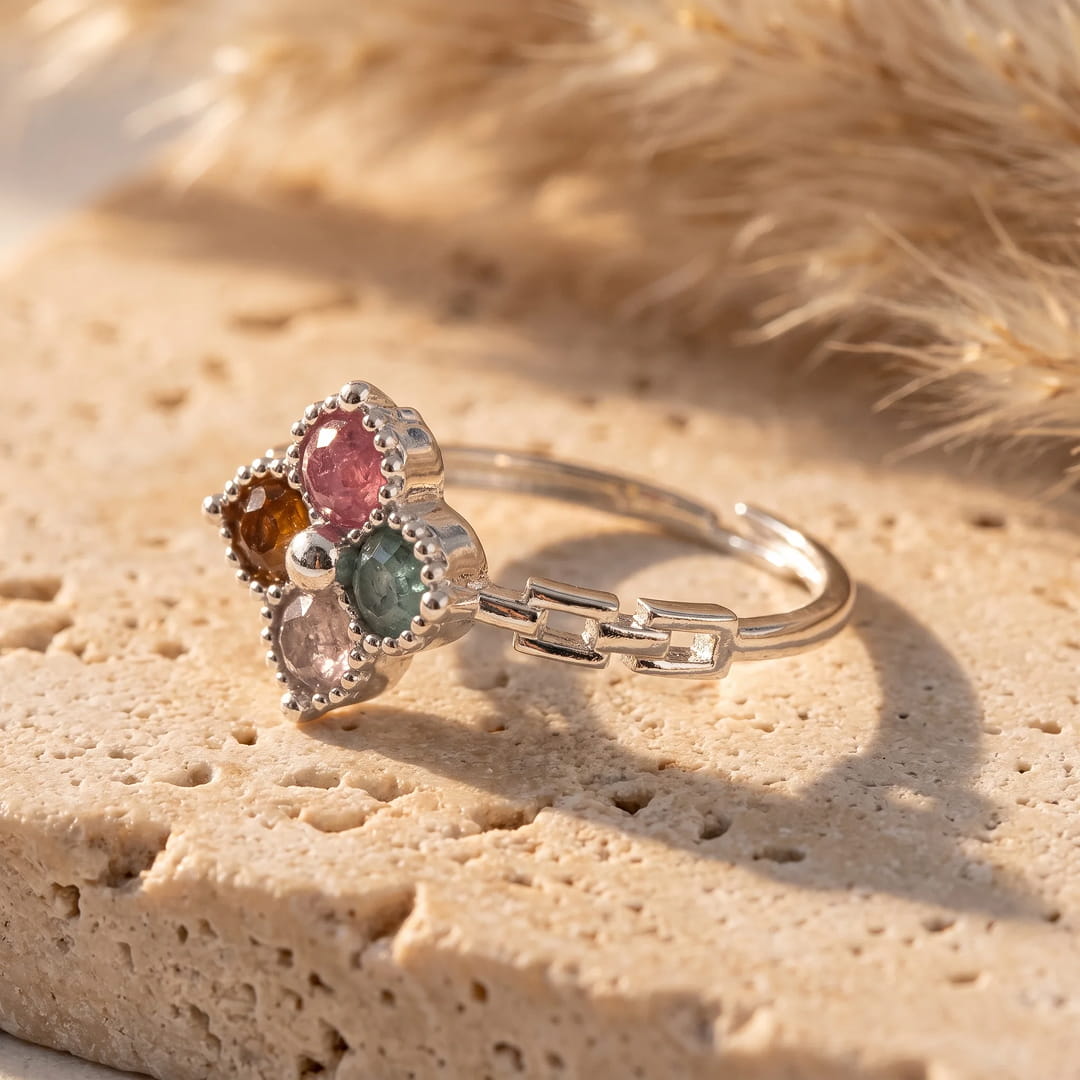 Side view of the adjustable clover ring