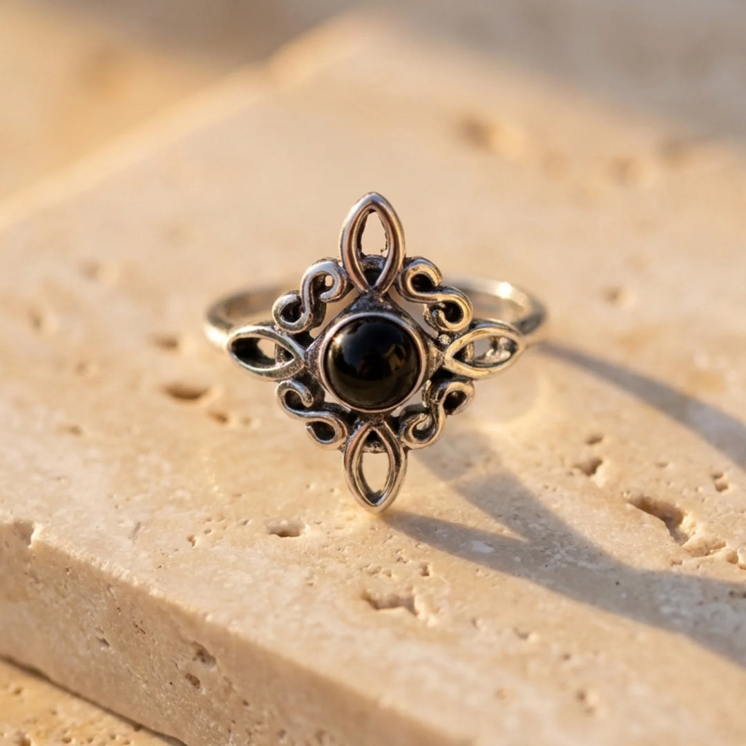 Detail of the obsidian stone in the ring - KARMAKIND