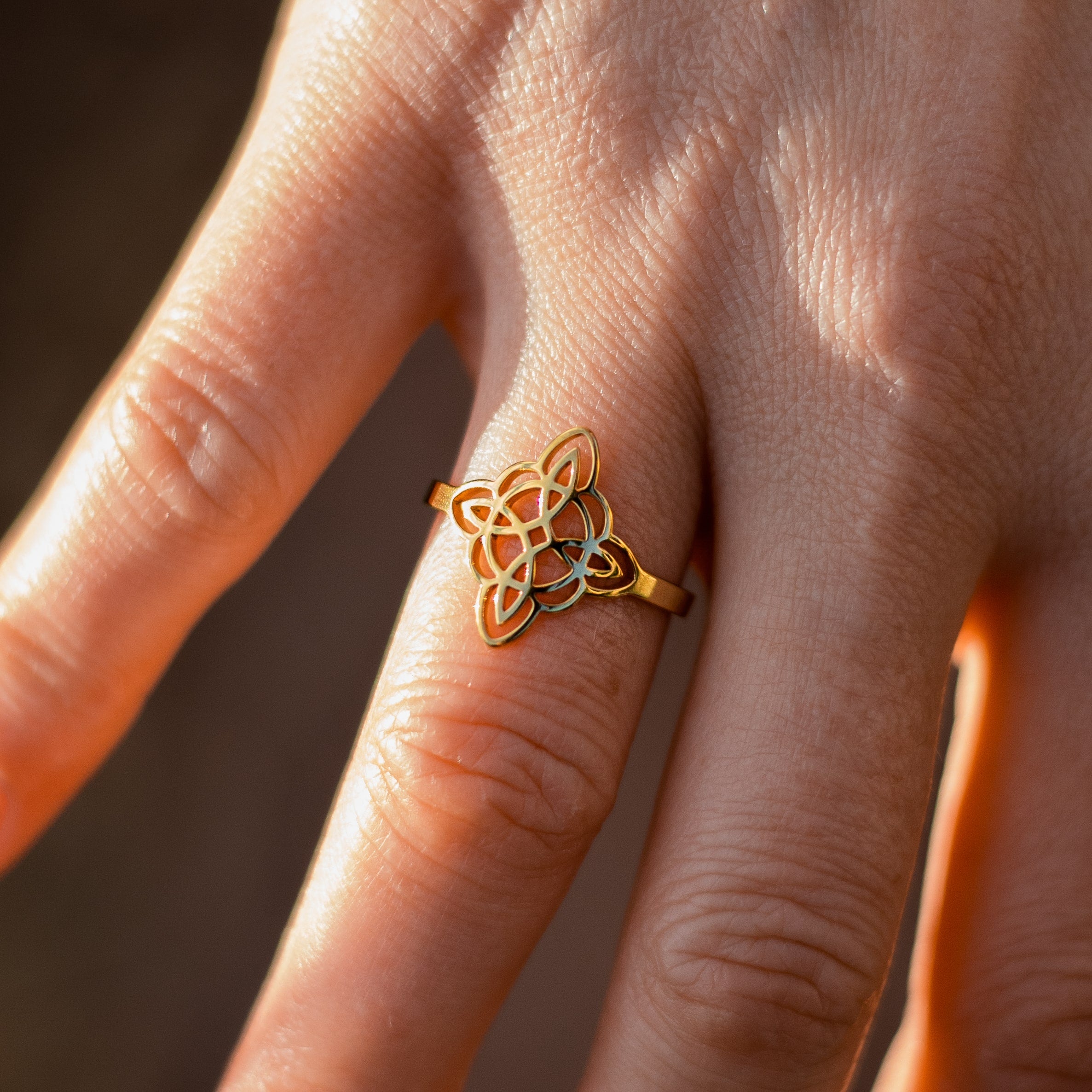 Adjustable Witch's Knot protection ring in gold - KARMAKIND
