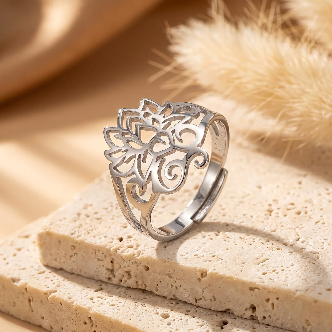 Side view of the openwork ring