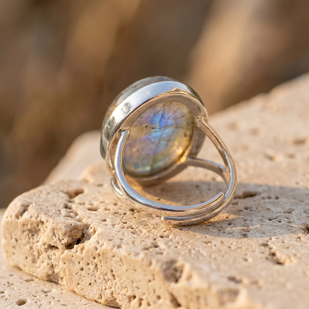 Side view of the ring highlighting the cabochon cut of the Labradorite