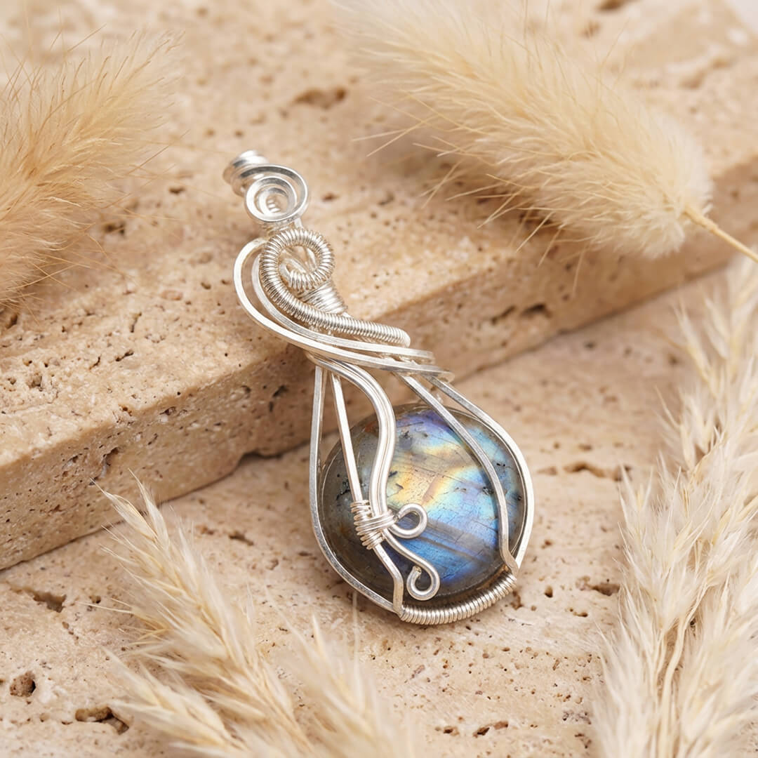 Delicate swirls embracing the Labradorite stone - KARMAKIND