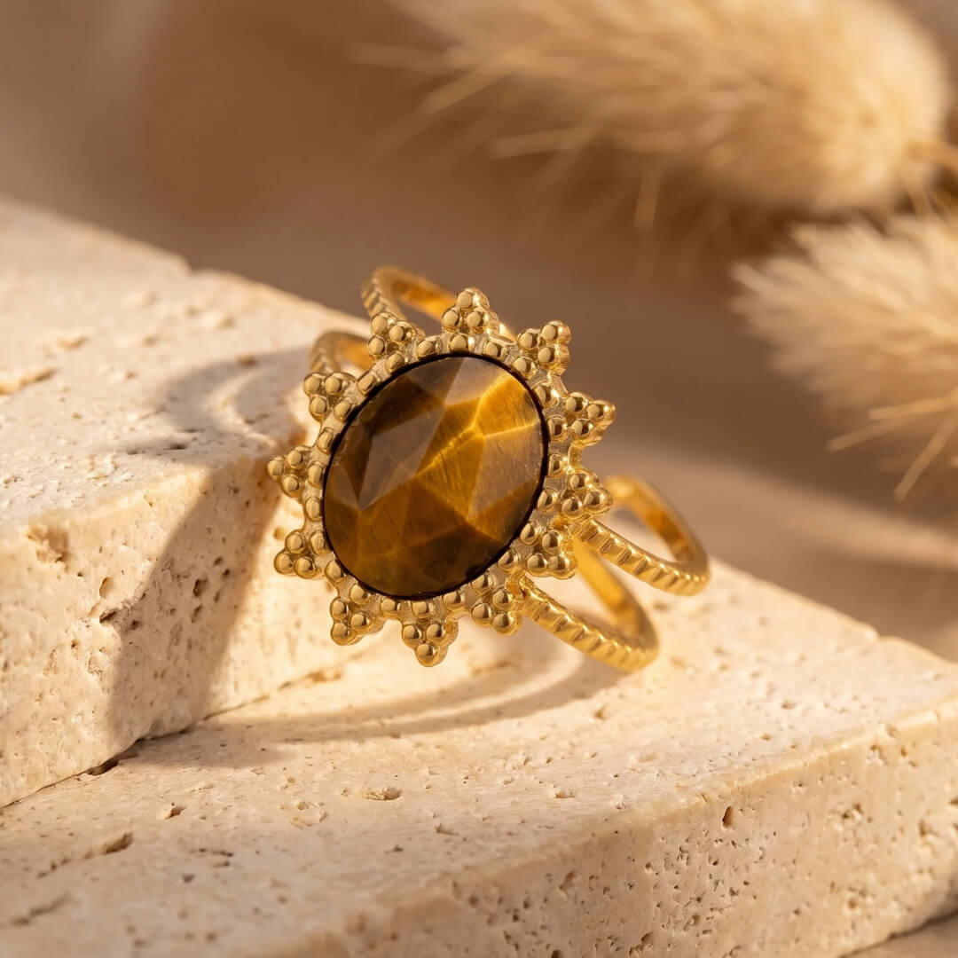 Side view of the ring, highlighting the 'flower' setting - KARMAKIND