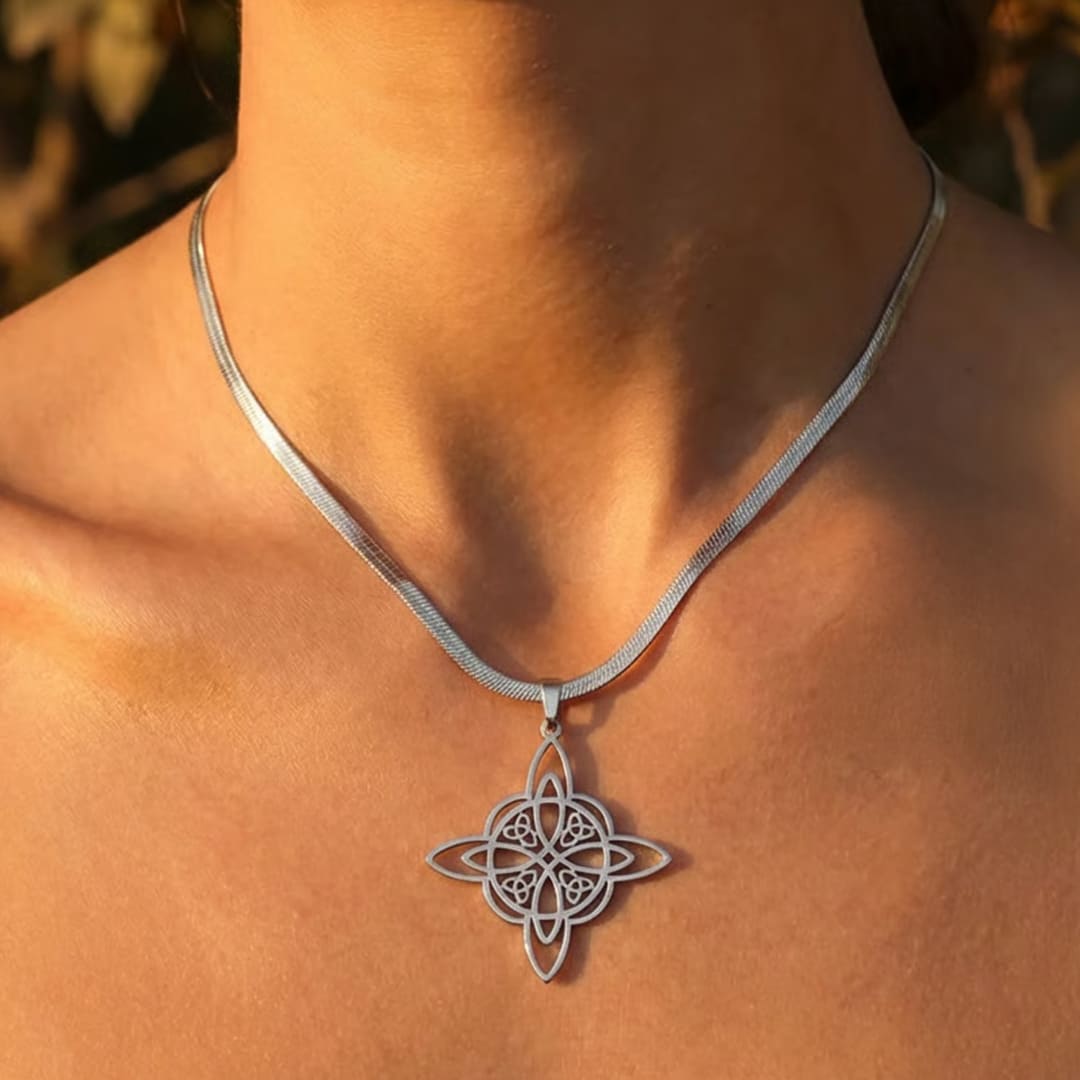 The pendant displayed on a flat chain - KARMAKIND