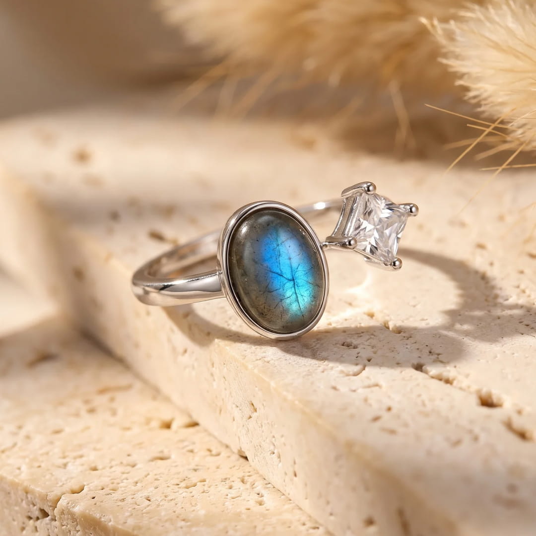 The blue iridescence of the labradorite in the ring - KARMAKIND