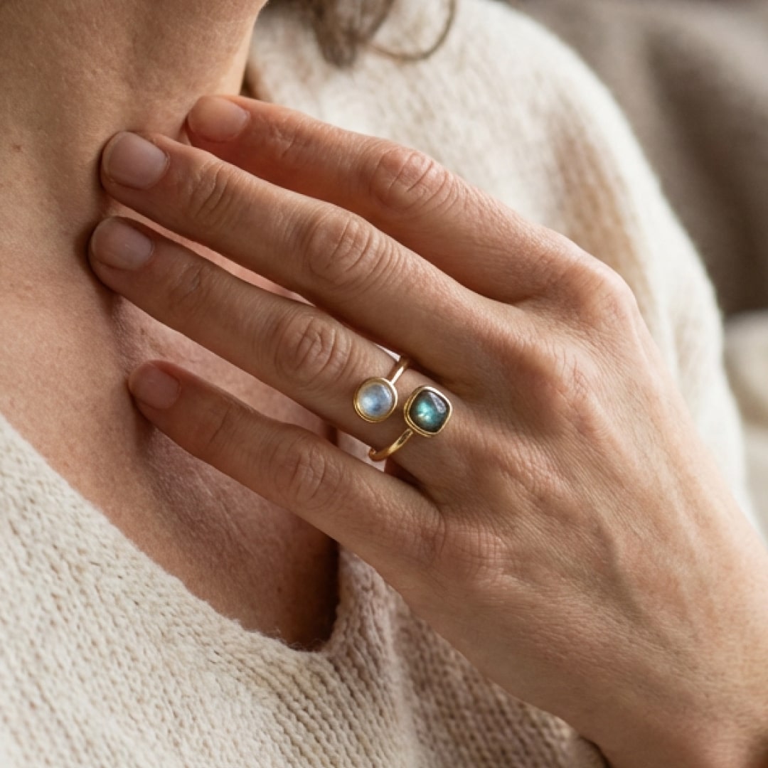 Labradorite stone reflection on the Isha ring - KARMAKIND