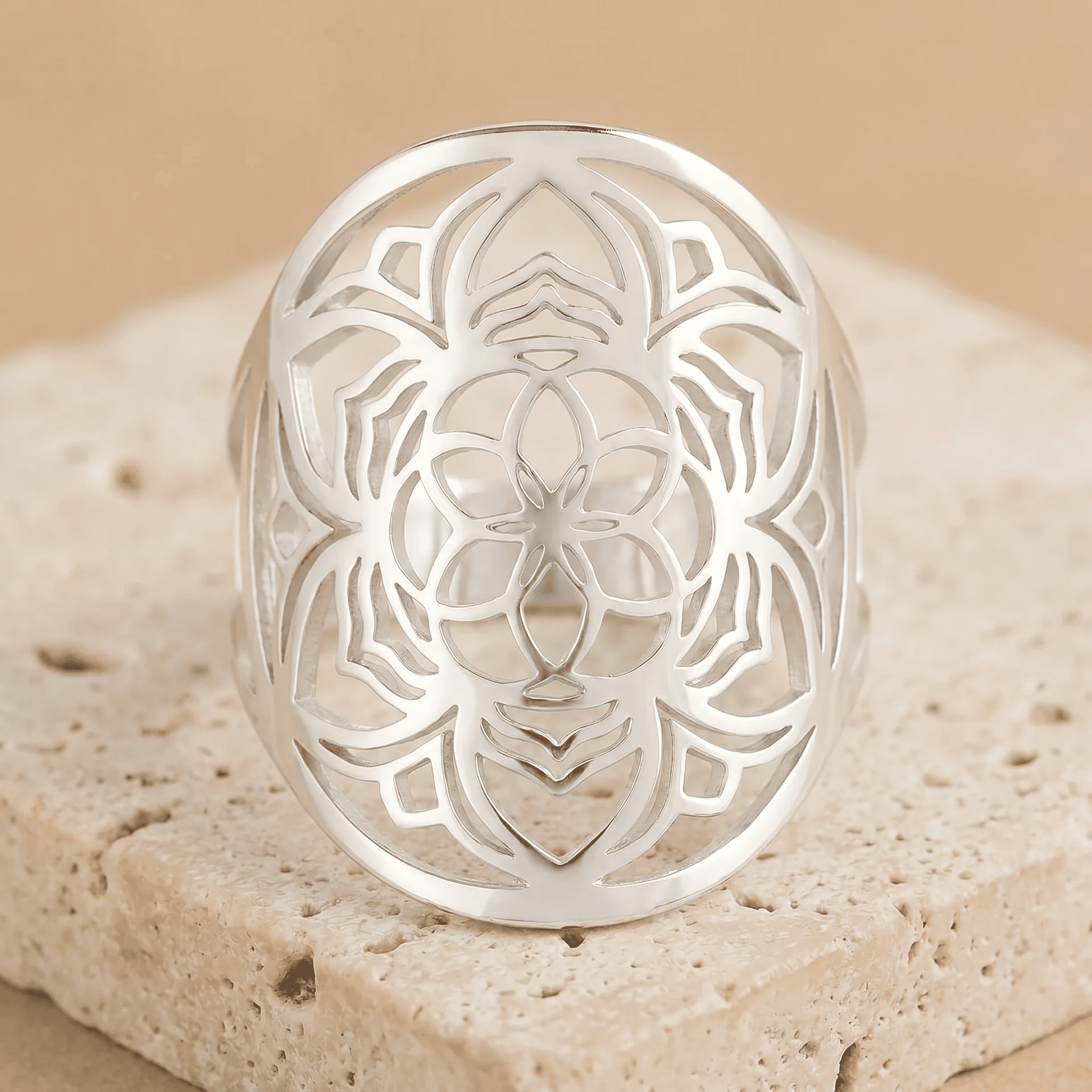 Detail of the openwork design of the ring - KARMAKIND