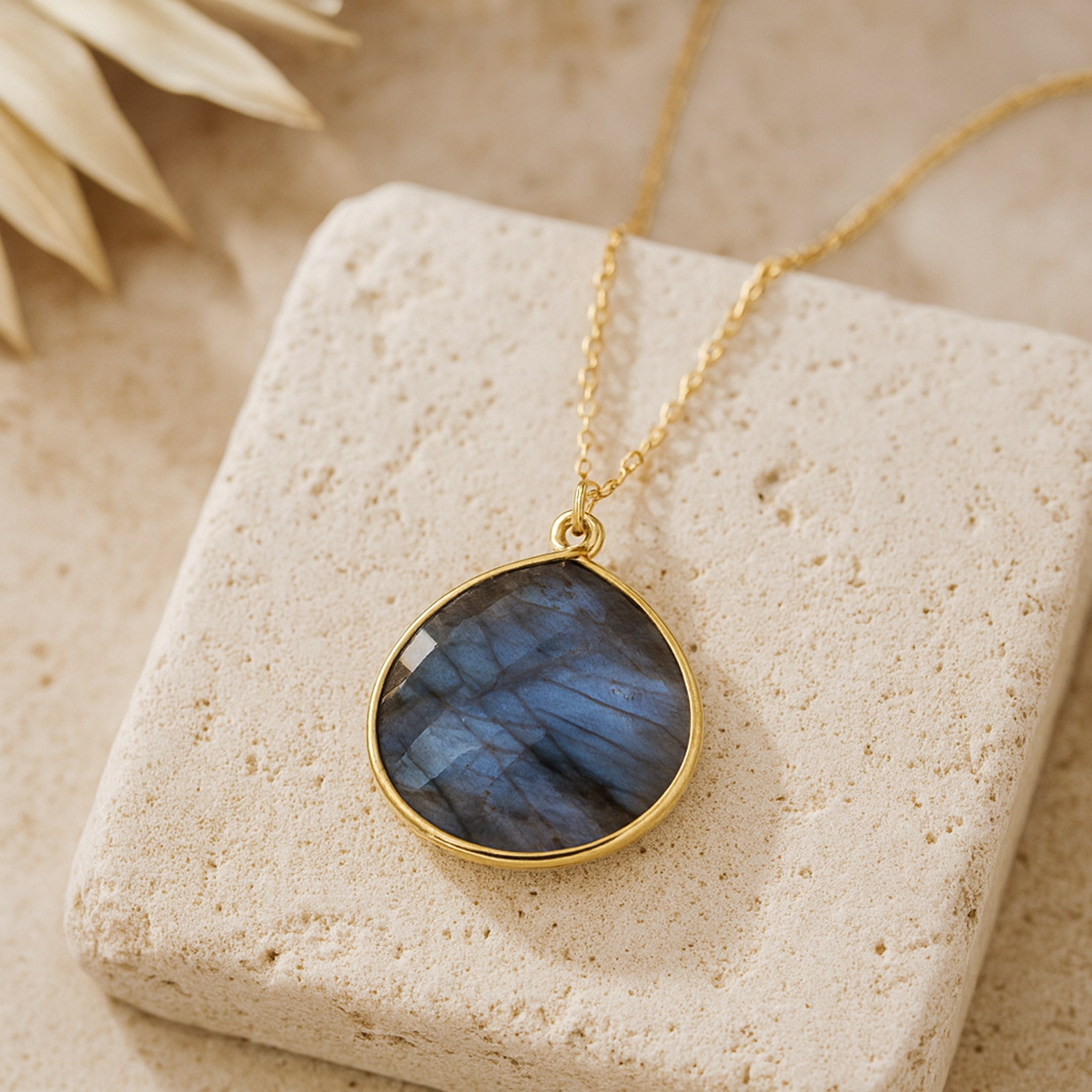 Labradorite Pendant necklace - KARMAKIND