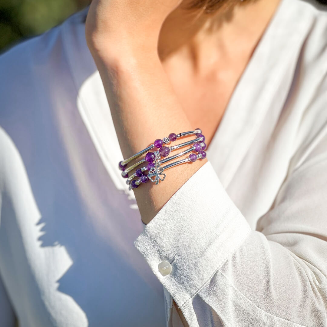 Close-up of the clover charm on the bracelet - KARMAKIND