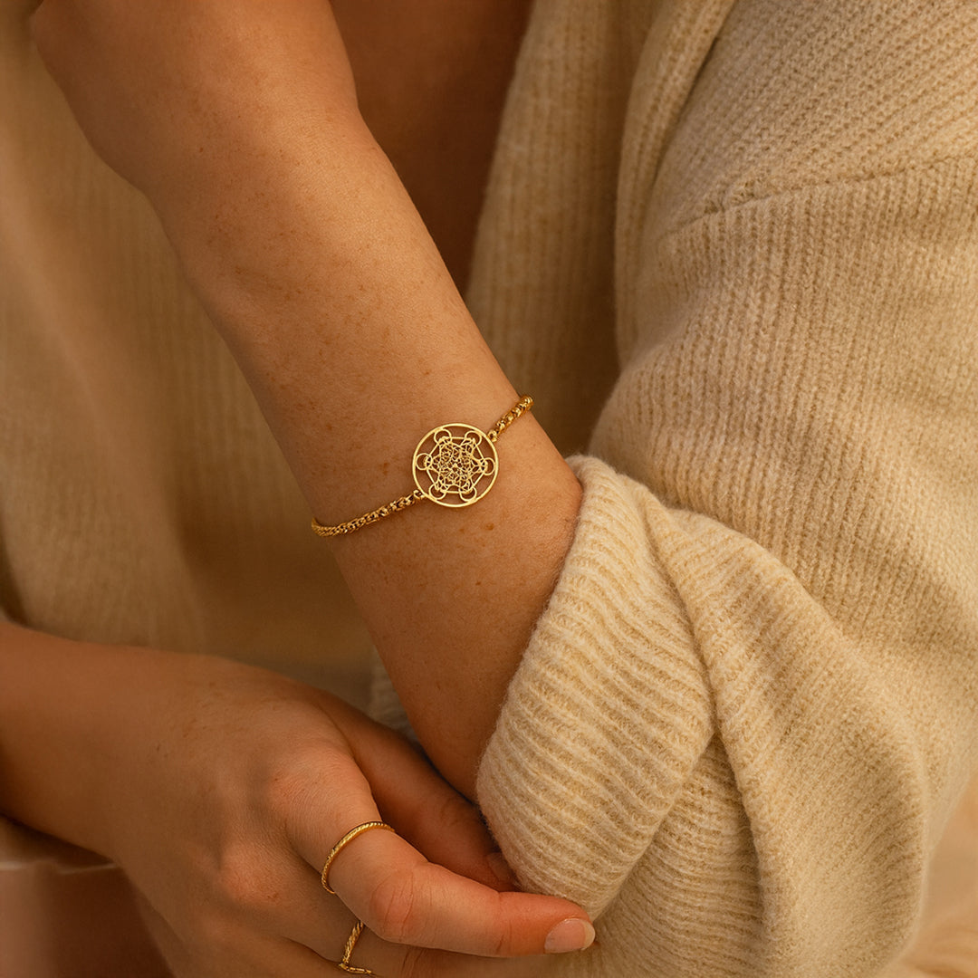 Close-up of the intertwined lines on the Metatron's Light bracelet - KARMAKIND