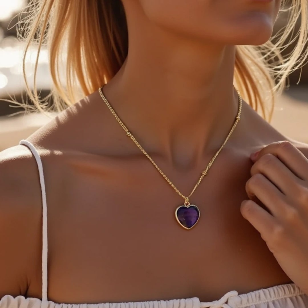 Close-up of the heart pendant with golden outline - KARMAKIND