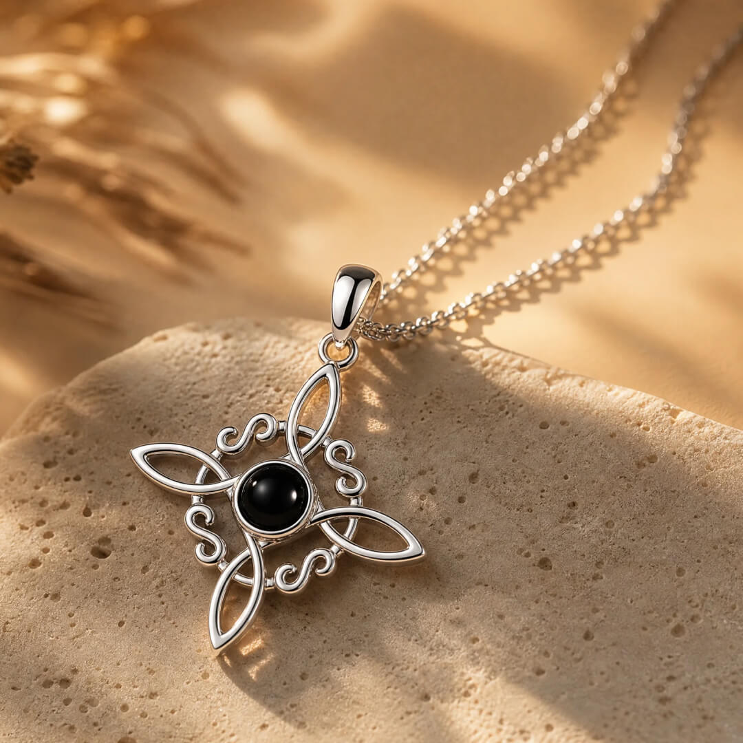Detail of the witch's knot pattern on the pendant - KARMAKIND