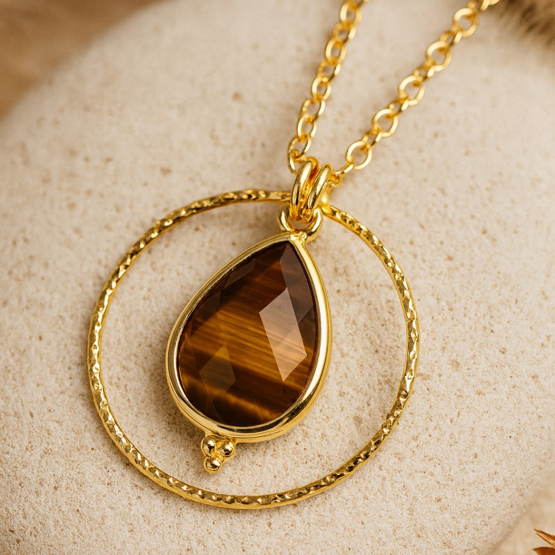 Golden chain detail with heart charm - KARMAKIND