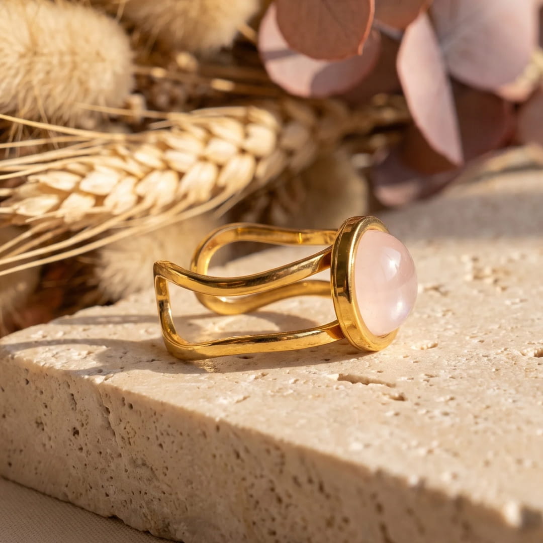 Detail of the golden setting on the Iris Ring - KARMAKIND
