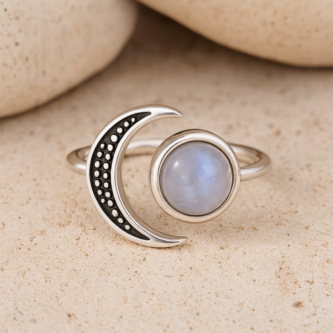 The adjustable band of the Selene ring - KARMAKIND