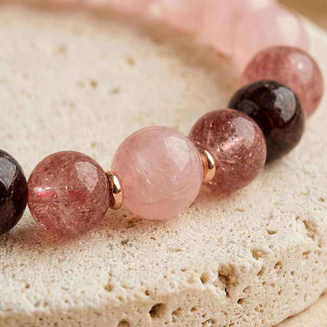 Detail of the golden reflections on the "Infinite Love" bracelet - KARMAKIND
