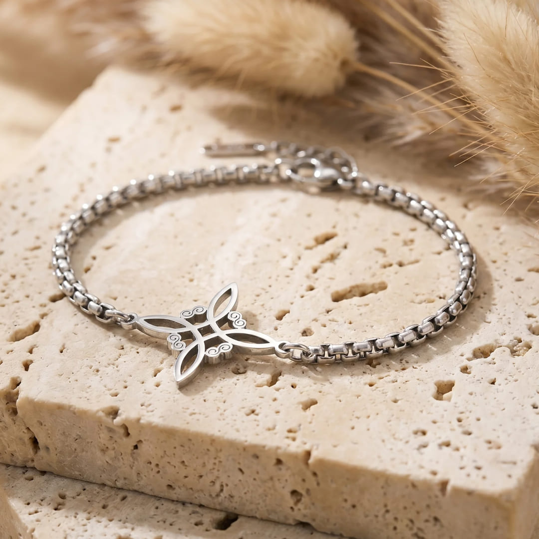 Bracelet worn on a wrist showing its delicate chain
