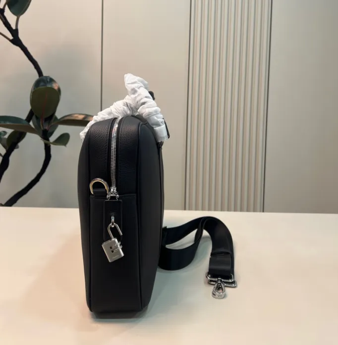 PRADA プラダロゴ レザー ブリーフケース ビジネスバッグ 2VE368