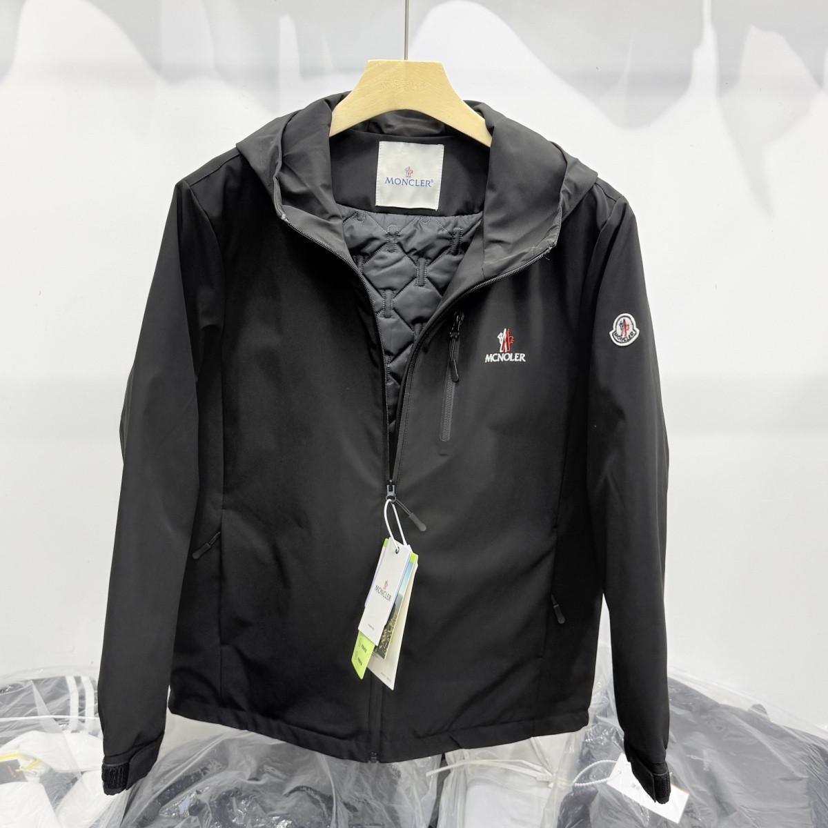 MONCLER モンクレール フード付き 中綿ライナージャケット ロゴ刺繍 メンズ アウター 撥水加工 秋冬