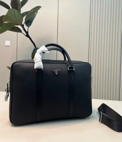 PRADA プラダロゴ レザー ブリーフケース ビジネスバッグ 2VE368