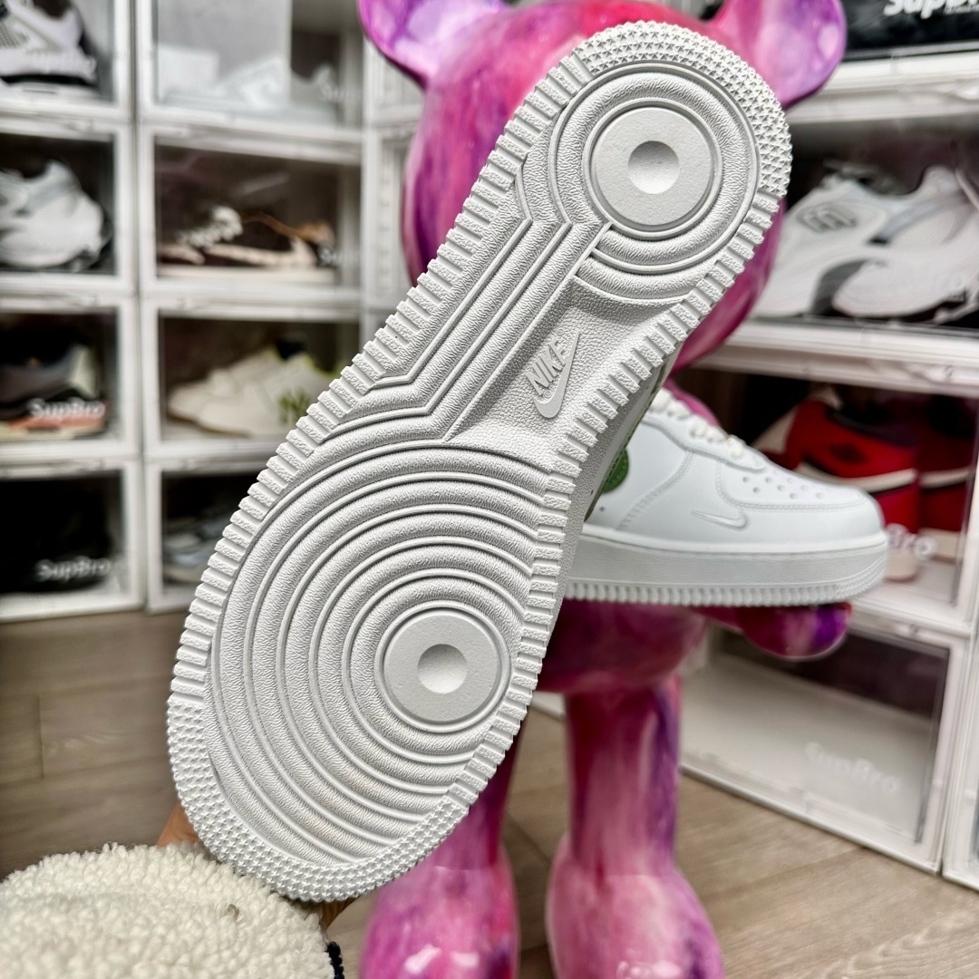 ナイキ エアフォース1 07 NIKE AIR FORCE 1 ’07 "YEAR OF THE SNAKE" SAIL/JADE HORIZON-LIGHT BONE HV5979-130