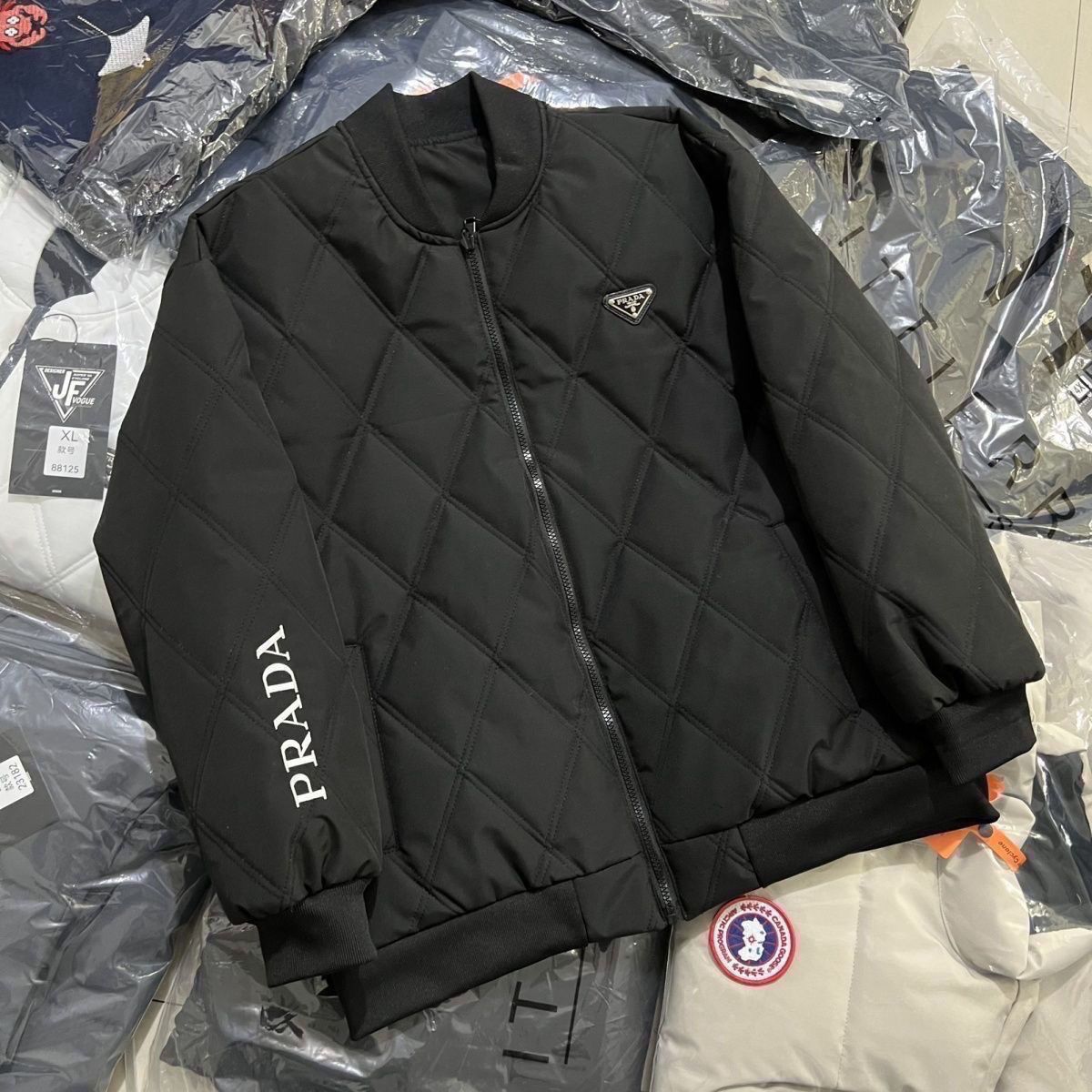 PRADA トライアングルロゴ ダウンジャケット