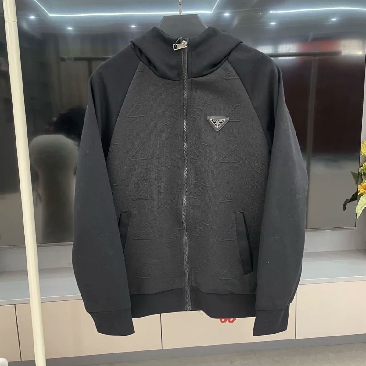 セール 人気モデル[PRADA] プラダ アウター 新しい刺繍入りフード付きジャケット