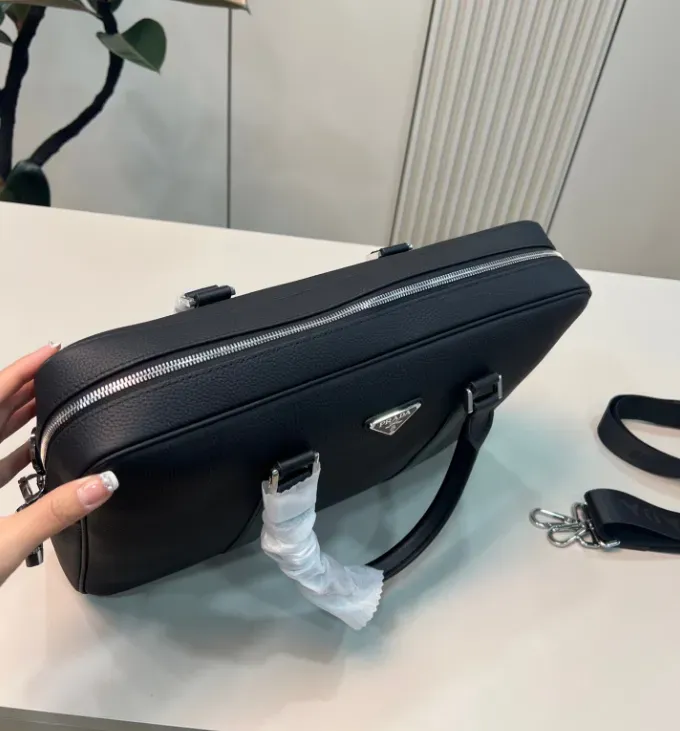 PRADA プラダロゴ レザー ブリーフケース ビジネスバッグ 2VE368